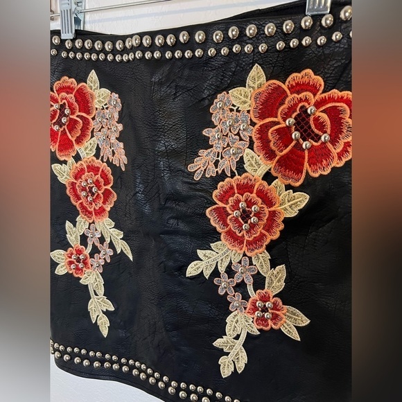 Romeo + Juliet Couture Embroidered Floral Studded Faux Leather Mini Skirt Sz Sm - Picture 8 of 8